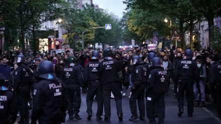 Demonstranten und Polizisten stehen sich gegenüber. Der Protest sollte der Ersatz für die sonst übliche "Revolutionäre 1. Mai-Demo" sein.