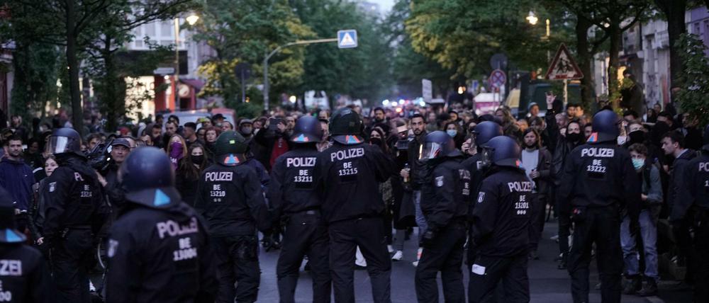 Demonstranten und Polizisten stehen sich gegenüber. Der Protest sollte der Ersatz für die sonst übliche "Revolutionäre 1. Mai-Demo" sein.