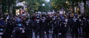 Demonstranten und Polizisten stehen sich gegenüber. Der Protest sollte der Ersatz für die sonst übliche "Revolutionäre 1. Mai-Demo" sein.