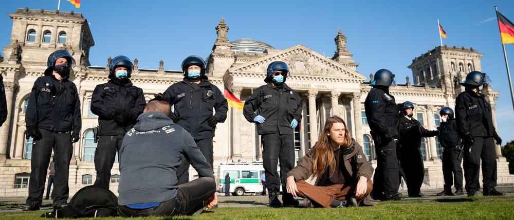 Mehrere hundert Menschen haben vor dem Reichstag gegen die Corona-Regeln demonstriert.