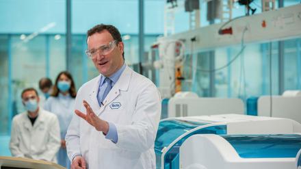 Gesundheitsminister Spahn spricht im Entwicklungslabor des neuen Antikörpertests bei Roche mit Forschern und Entwicklern des Tests.