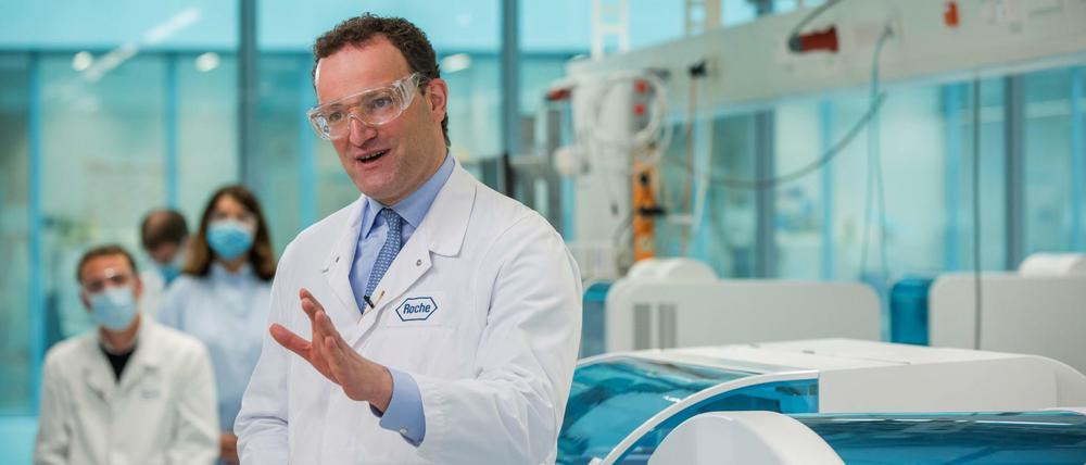 Gesundheitsminister Spahn spricht im Entwicklungslabor des neuen Antikörpertests bei Roche mit Forschern und Entwicklern des Tests. 