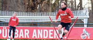 Hohe Hürden. Kölns Mittelfeldspieler Birger Verstraete (rechts) hält eine Wiederaufnahme des Spielbetriebs in der Bundesliga für „naiv“.