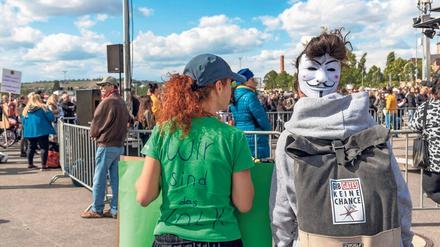 Proteste gegen Corona-Einschränkungen in Stuttgart. Foto: imago images/Arnulf Hettrich