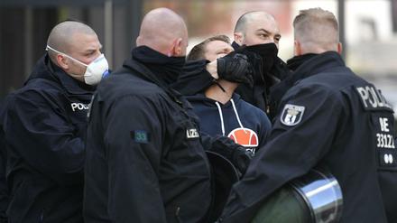 Einsatz auf der Hygienedemo. Die Polizisten gingen auch gegen Antisemitismus vor.
