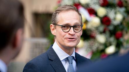 Michael Müller (SPD), Regierender Bürgermeister von Berlin, nimmt am 2. Mai an einer Gedenkveranstaltung zur Kapitulation vor 75 Jahren im Schulenburgring 2 teil.