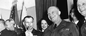 General Dwight D. Eisenhower hält die zwei Stifte, mit denen die bedingungslose Kapitulation der Wehrmacht am 7. Mai in Reims unterzeichnet wurde, in Anlehnung an das Victory-Zeichen wie ein «V». 