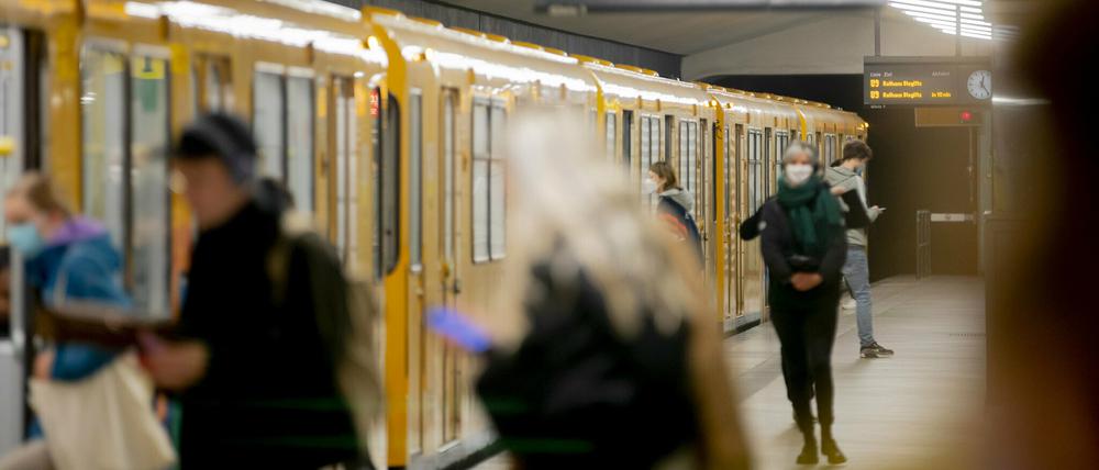 Auch Berlin lockert zahlreiche Corona-Regelungen. Der Mundschutz in den öffentlichen Verkehrsmitteln muss jedoch weiterhin getragen werden.