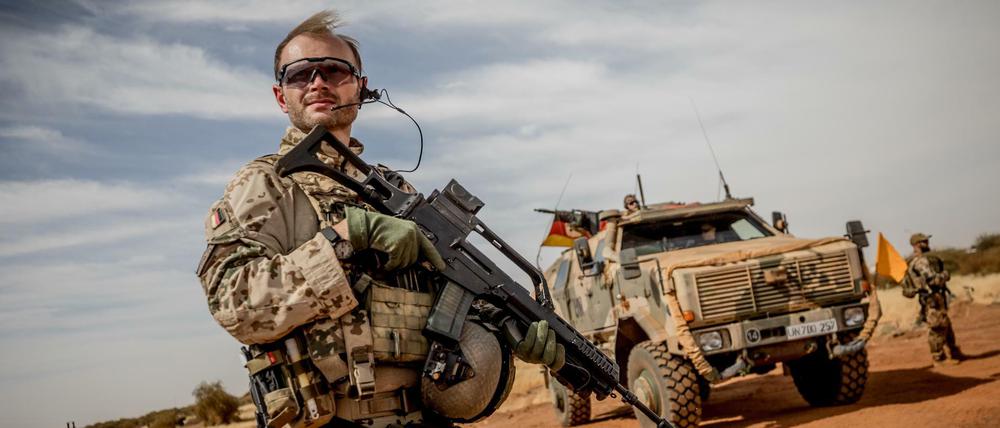 Ein Soldat der Bundeswehr steht am Flughafen nahe des Stützpunktes in Gao im Norden Malis. 