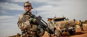 Ein Soldat der Bundeswehr steht am Flughafen nahe des Stützpunktes in Gao im Norden Malis. 
