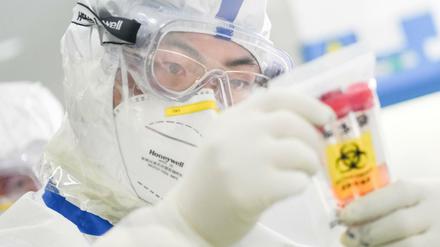 Mitarbeiter eines Labors im chinesischen Wuhan