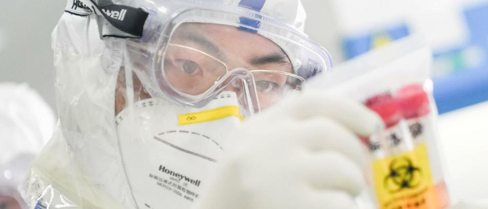 Mitarbeiter eines Labors im chinesischen Wuhan