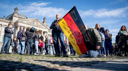 Demonstration vor dem Reichstagsgebäude gegen eine Impfpflicht und die Corona-Beschränkungen