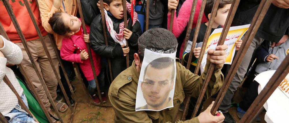 Propaganda in Gaza. Ein Palästinenser spielt Ende 2017 den israelischen Soldaten Oron Shaul. Vermutlich war dieser damals schon nicht mehr am Leben.