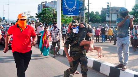 Retter bergen einen Verletzten nach dem Gasunfall in einer indischen Fabrik