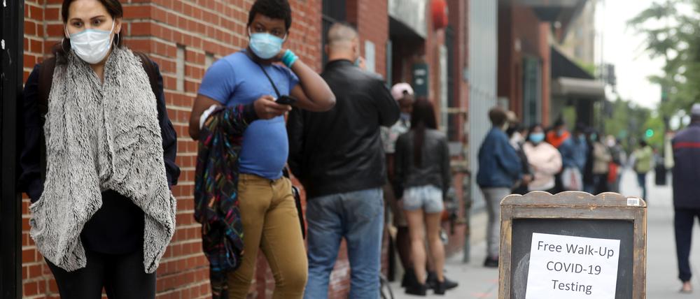 Menschen stehen am 05.05.2020 vor einer Wohltätigkeitsorganistation in Washington für einen Coronavirus-Test an.