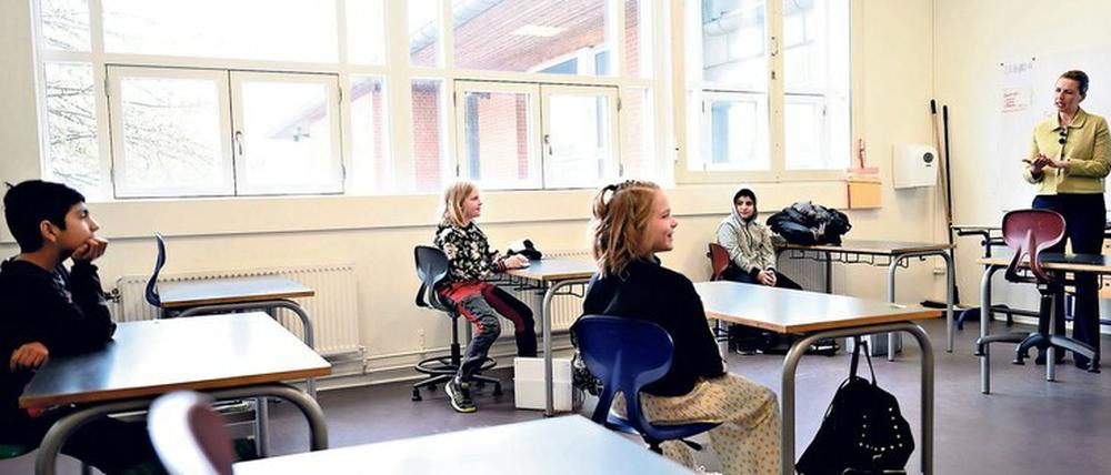 Freundlich, aber mit der gebotenen Distanz. Dänemarks Ministerpräsidentin Mette Frederiksen kam Mitte April zur Wiedereröffnung der Lykkebo-Schule in Kopenhagen.