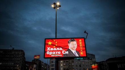 "Danke Bruder", steht auf einer Anzeigentafel in der serbischen Hauptstadt Belgrad neben einem Bild von Chinas Machthaber Xi Jinping. Das Foto wurde im März aufgenommen. Zwei Wochen zuvor hatte China sechs chinesische Ärzte nach Serbien geschickt. Die Aktion ist Teil einer umfassenden Kampagne Chinas, um mittels Hilfsleistungen, aber auch mittels Desinformation die öffentliche Meinung in Europa zu beeinflussen.