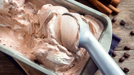 Nicht geschüttelt, nicht gerührt: Halbgefrorenes, also Parfaits, bekommt man zu Hause auch ohne Eismaschine hin