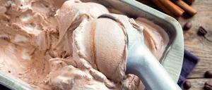 Nicht geschüttelt, nicht gerührt: Halbgefrorenes, also Parfaits, bekommt man zu Hause auch ohne Eismaschine hin