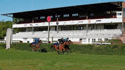 Ohne Hüte: Saisonauftakt in Hoppegarten vor leeren Rängen. 