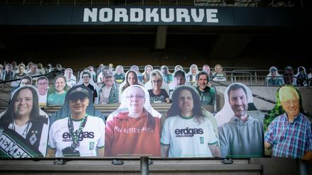 Pappkameraden: In Mönchengladbach konnten Fans Fotoaufsteller ins Stadion beordern.