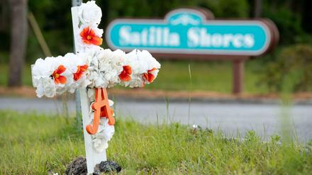 Kreuz zum Gedenken an den erschossenen Ahmaud Arbery in Brunswick, Georgia