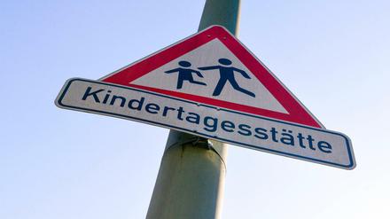 Da geht's lang: Viele Eltern und Kinder können bald wieder die Kitas aufsuchen.