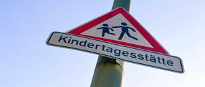 Da geht's lang: Viele Eltern und Kinder können bald wieder die Kitas aufsuchen.