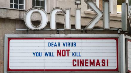 Fast schon ein frommer Wunsch: Schriftzug an einem Kino in Stuttgart.