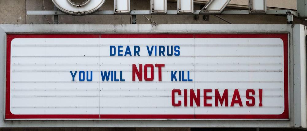 Fast schon ein frommer Wunsch: Schriftzug an einem Kino in Stuttgart.