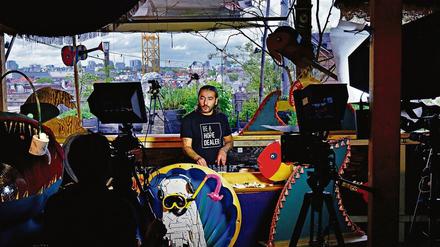 Vor unsichtbarem Publikum. DJ Sis im leeren Klunkerkranich in Berlin-Neukölln.