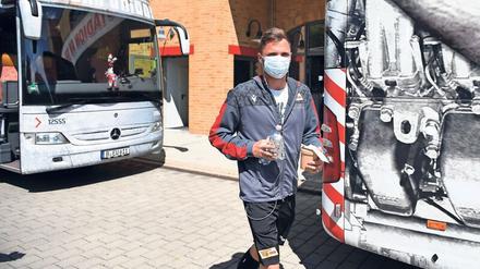Nicht nur in öffentlichen Verkehrsmitteln. Unions Torwart Rafal Gikiewicz trug auch vor der Abfahrt ins Trainingslager einen Mundschutz. Foto: Matthias Koch/Imago