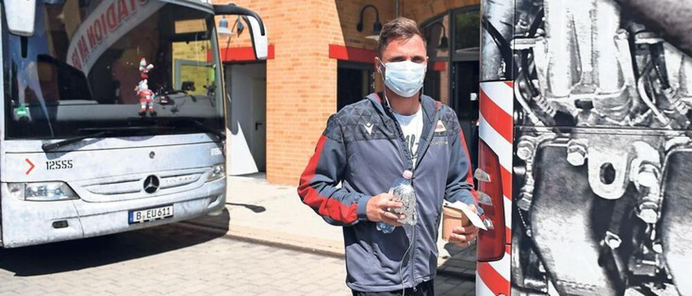 Nicht nur in öffentlichen Verkehrsmitteln. Unions Torwart Rafal Gikiewicz trug auch vor der Abfahrt ins Trainingslager einen Mundschutz. Foto: Matthias Koch/Imago