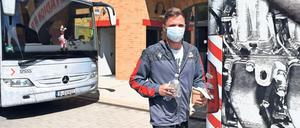 Nicht nur in öffentlichen Verkehrsmitteln. Unions Torwart Rafal Gikiewicz trug auch vor der Abfahrt ins Trainingslager einen Mundschutz. Foto: Matthias Koch/Imago