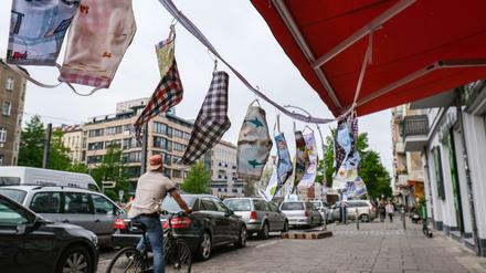 Selbstgenähte Masken als Mund- und Nasenschutz hängen vor einer Änderungsschneiderei in Prenzlauer Berg.