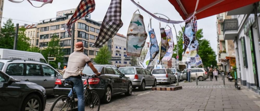Selbstgenähte Masken als Mund- und Nasenschutz hängen vor einer Änderungsschneiderei in Prenzlauer Berg.