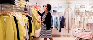 Der Modehandel plant normalerweise langfristig: Die Lager und Geschäfte sind voll. Dass die Ware aber abverkauft werden kann scheint fraglich. Der Händler müssen die Waren womöglich verramschen - wenn der Staat nicht einspringt.