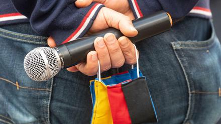 Demonstrant am Mittwochabend in Pirna: Die AfD setzt sich bei den „Coronaspaziergängen“ an die Spitze.