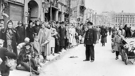 Schlange stehen nach Lebensmitteln, Alltag in der zerbombten Stadt.