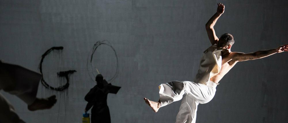 Die Kulturstiftung unterstützt die freie Szene mit Stipendien. Hier ein Tänzer im Stück "rauschen" von Sasha Waltz & Guests.