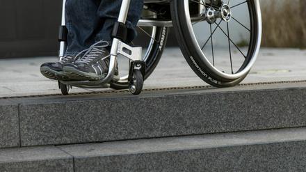 Endstation. Treppenstufen am Bahnhof - häufig im ländlichen Raum - sind für Rollstuhlfahrer oft ein unüberwindbares Hindernis.