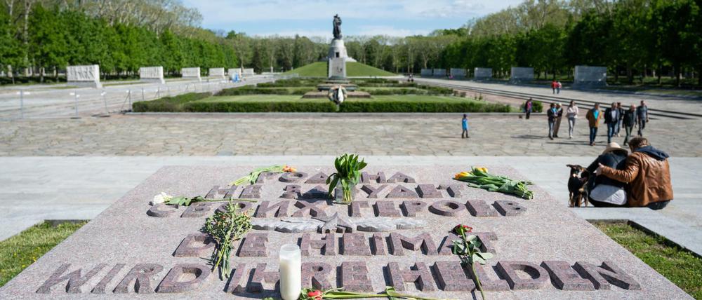 Am Sowjetischen Ehrenmal findet eine Kranzniederlegung wegen der Corona-Pandemie nur in kleiner Runde statt.