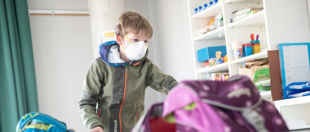 Für einzelne Jahrgänge hat der Unterricht wieder begonnen. Familienpolitische Verbände fordern auch für die jüngeren Kinder angemessene Lösungen.