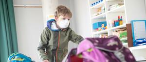 Für einzelne Jahrgänge hat der Unterricht wieder begonnen. Familienpolitische Verbände fordern auch für die jüngeren Kinder angemessene Lösungen.