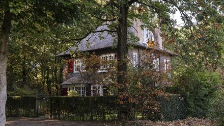 Einst Hort des Widerstands. 1920 ließen der Sänger Dirk Witte und seine Frau in Naarden im Gooiland östlich von Amsterdam und nördlich von Utrecht zwischen Weiden und Wäldern ein Traumhaus bauen, das „Hohe Nest“ ('t Hoge Nest). So sieht es 2018 nach der Renovierung durch Roxane van Iperen aus.
