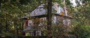 Einst Hort des Widerstands. 1920 ließen der Sänger Dirk Witte und seine Frau in Naarden im Gooiland östlich von Amsterdam und nördlich von Utrecht zwischen Weiden und Wäldern ein Traumhaus bauen, das „Hohe Nest“ ('t Hoge Nest). So sieht es 2018 nach der Renovierung durch Roxane van Iperen aus.   