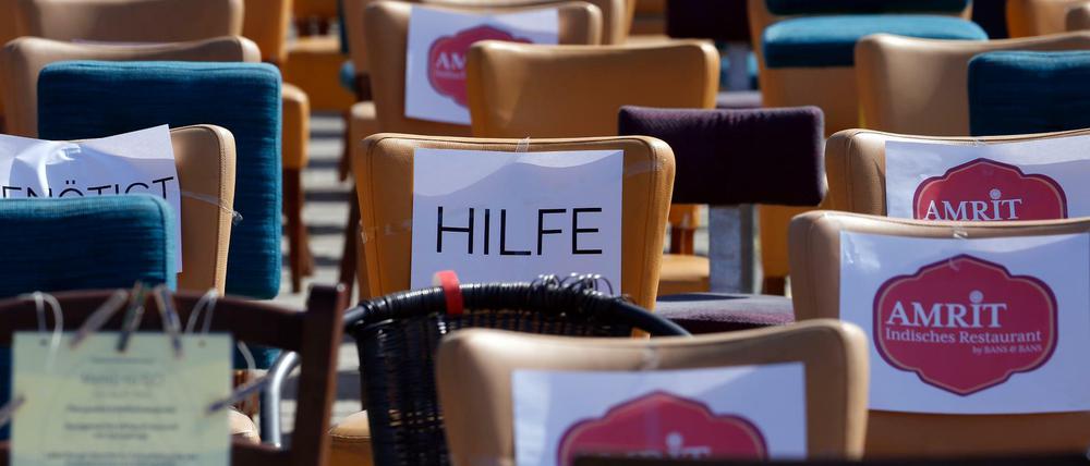 Vor dem Brandenburger Tor stehen leere Stühle, um auf die Situation der Hotel- und Restaurantbesitzer aufmerksam zu machen.