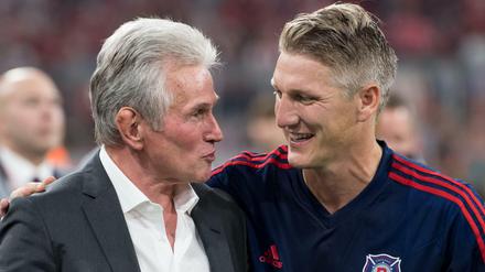 Jupp Heynckes (links) mit Bastian Schweinsteiger bei dessen Abschiedsspiel im Jahr 2018.