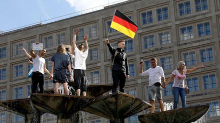 Inmitten der Corona-Pandemie: Demo am Alexanderplatz.